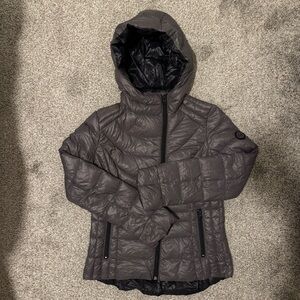 Bernardo Women’s Metallic Gray Down Puffer Coat (packable)